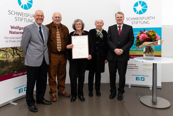 Prof. Dr. Franz-Theo Gottwald (Vorstand der Schweisfurth Stiftung) und Prof. Dr. Emil Dister (Aueninstitut am Karlsruher Institut fr Technologie) mit der Preistrgerin Dr. Margret Bunzel-Drke, der Stifterin Dr. Dorette Staab und Dr. Heinrich Bottermann (Staatssekretr im Ministerium fr Umwelt, Landwirtschaft, Natur- und Verbraucherschutz des Landes NRW).