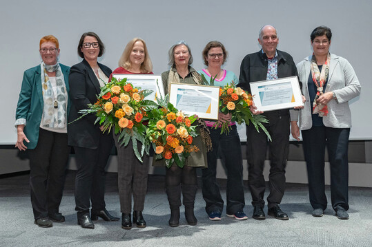 Zu sehen sind von links:
Frau Dr. Petra Sindern, Vizepräsidentin, Bundesverband der praktizierenden Tierärzte (bpt), Julia von Gablenz, Vorsitzende, Bundesverband für Tiergesundheit (BfT), Beate Greindl, Preisträgerin Silber, Eva Maria Götz, Preisträgerin Gold gemeinsam mit Lennart Pyritz (nicht im Bild), Dr. Katharina Radelof und Christof Boy, Preisträger Bronze sowie Dr. Sabine Schüller, Geschäftsführerin BfT.