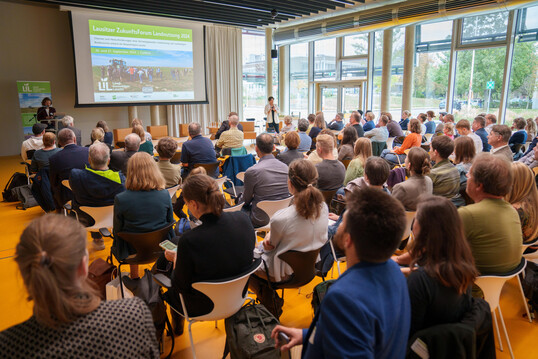 Beim Zukunftsforum Landnutzung diskutierten verschiedenste Akteure gemeinsam Fragen rund um eine zukunftsfähige Landnutzung und den Aufbau einer nachhaltigen Bioökonomie
