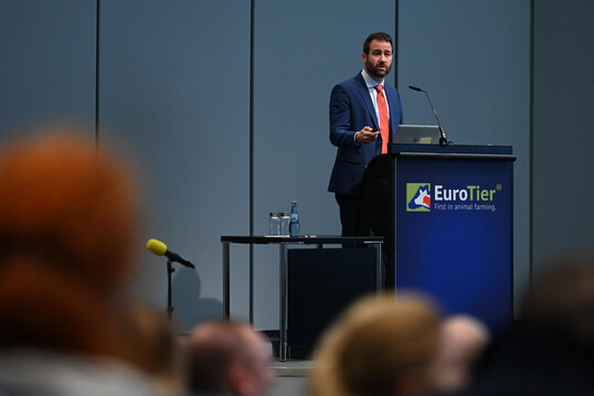 Nicolò Cinotti vom International Poultry Council verwies in seinem Vortrag auf den vergleichsweisen günstigen CO2-Fußabdruck in der Wertschöpfungskette Geflügel.