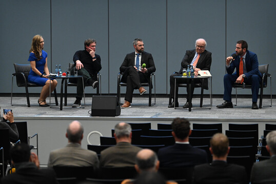 EuroTier 2024 in Hannover: Podiumsdiskussion auf der International Poultry Conference. V.l.n.r.: Moderation Ilka Groenewold, Dr. Malte Rubach, Nutritional Scientist & Author, Brian Earnest, CoBank, Lead Protein Industry Analyst, Leopold Graf von Drechsel, Präsident EPC, Nicolò Cinotti, IPC Secretary General.