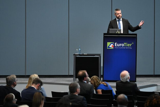 Analyst Brian Earnest von US-amerikanischen Genossenschaftsbank CoBank erläuterte, wie US-Geflügelhalter von staatlichen Klimaschutzprogrammen profitieren.