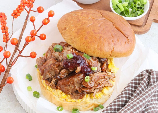 Thankgsgivinggenuss mit dem Put: Der Pulled Turkey Brioche-Burger – ein Rezeptvorschlag der IDEG Kampagne.