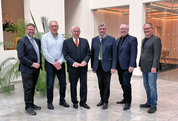 Trafen sich zur Unterzeichnung des Kooperationsvertrages im Rektorat der Universitt Bonn (v.l.): Thomas Muchow, Geschftsfhrer Stiftung Rheinische Kulturlandschaft, Prof. Dr. Walter Witke, Dekan Mathematisch-Naturwissenschaftliche Fakultt Universitt Bonn, Prof. Dr. Karl-Heinz Erdmann, stv. Vorstandsvorsitzender Stiftung Rheinische Kulturlandschaft, Bernhard Conzen, Vorstandsvorsitzender Stiftung Rheinische Kulturlandschaft, Prof. Dr. Dr. h. c. Michael Hoch, Rektor Universitt Bonn und Prof. Dr. Heiko Schoof, Dekan Agrar-, Ernhrungs- und Ingenieurwissenschaftliche Fakultt Universitt Bonn