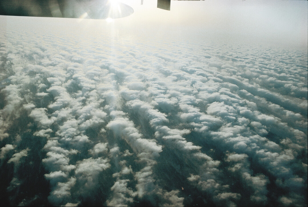 Blick auf die "Wolkenstraen", wie wir sie ber dem Land sehr selten sehen. Solche Strukturen formen sich hufig unter homogenen atmosphrischen Bedingungen ber Meeresoberflchen.
