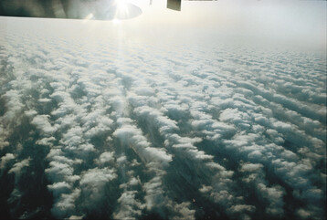 Blick auf die "Wolkenstraen", wie wir sie ber dem Land sehr selten sehen. Solche Strukturen formen sich hufig unter homogenen atmosphrischen Bedingungen ber Meeresoberflchen.