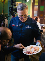 Bei einer Live-Tranchierung von zwei Hähnchen zeigte Christoph Grabowski, Metzgermeister, Fleischsommelier und Buchautor, den anwesenden Pressevertretern, wie jedes Teil des Tieres sinnvoll genutzt werden kann.