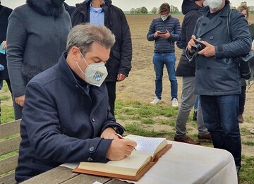 Bei einem Ortstermin im bayerischen 
Donaumoos hat Ministerprsident Dr. Markus Sder ein groangelegtes und in Bayern 
so noch nie dagewesenes Wiedervernssungsprojekt angekndigt.