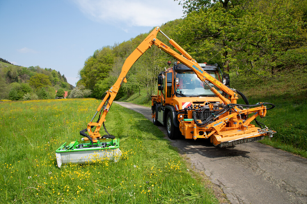 Straßenbegleitgrün ökologisch pflegen und Schnittgut abräumen – das klappt mit dem Mähkopf Eco 1200 von Mulag am Unimog. Er funktioniert nach dem Prinzip des Scheibenmähers.