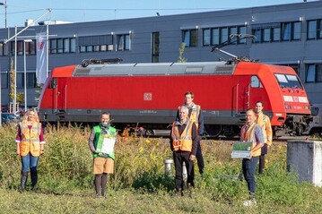 Die Deutsche Bahn engagiert sich am Standort Rummelsburg fr Biologische Vielfalt. Grn ist am Zug: Katja Weickmann vom GNF (grne Weste) beglckwnscht die DB-Mitarbeiter*innen (v.l.n.r.) Michaela Jschke, Hartmut-Joachim Sigrist (vorne), Dirk Lffelmann (hinten), Marc Heiden (vorne) und Wencke Wallstein (hinten) zu ihrem Engagement fr blhende Gewerbeflchen und Biologische Vielfalt.