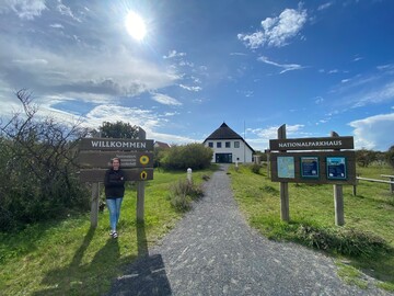 Umweltpraktikantin Alina Thiele vor dem Nationalparkhaus der Vorpommerschen Boddenlandschaft auf Hiddensee.