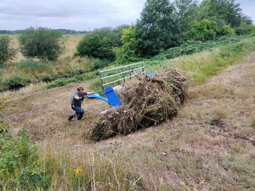 Fritz Rudolph mit Multitwister: So werden wertvolle Biotope in schwierigen Lagen von hohem Aufwuchs freigehalten. 
