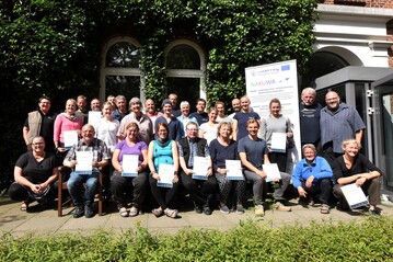 Die Absolventen mit dem Ausbildungs- und Prfungskomitee: 21 dnisch-deutsche Birdwatching-Guides erhielten in Breklum ihr Abschlusszertifikat von der Nationalparkverwaltung.