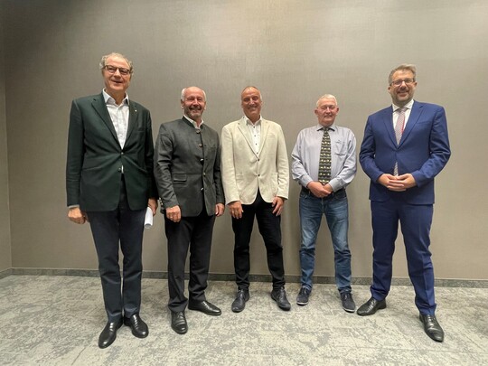 Der neue und alte Vorstand des BVEi, der sich aus den Vorsitzenden der Fachbeiräte zusammensetzt (v.l.): Hans Thomas Freiherr von Meerheimb (Legehennenhaltung), Prof. Dr. Rudolf Preisinger (Junghennenaufzucht), Hermann-Josef Hennes (Koch-, Schäl- und Färbebetriebe), Eckhard Thale (Packstellen und Eierhandel) und Henner Schönecke (kommissarisch Vorsitzender).