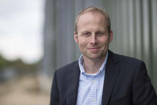 Stefan Teepker, 
Vizepräsident des Zentralverbandes der 
Deutschen Geflügelwirtschaft e. V. (ZDG), 
Vorsitzender des Bundesverbandes bäuerlicher Hähnchenerzeuger (BVH) und Hähnchenmäster aus Handrup im südlichen Emsland.