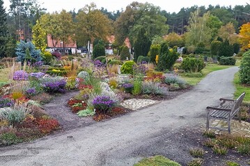 kologisch aufgewerteter kirchlicher Friedhof.