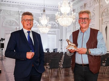 Stiftungsratsvorsitzender Dr. Fritz Brickwedde berreichte den Ehrenpreis an Prof. Dr. Josef Settele im Max-Jseof-Saal in Mnchen.