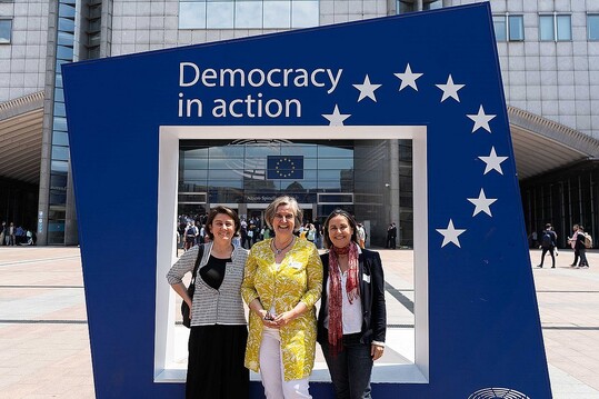 Fhrungsteam von Landcare Europe am Grndungstag vor dem Europischen Parlament in Brssel: (v.l.n.r.) Simona Colombo (Legambiente Lombardia, Italien), Maria Noichl MdEP (DVL, Deutschland), Concha Salguero (Trashumancia y Naturaleza, Spanien) 