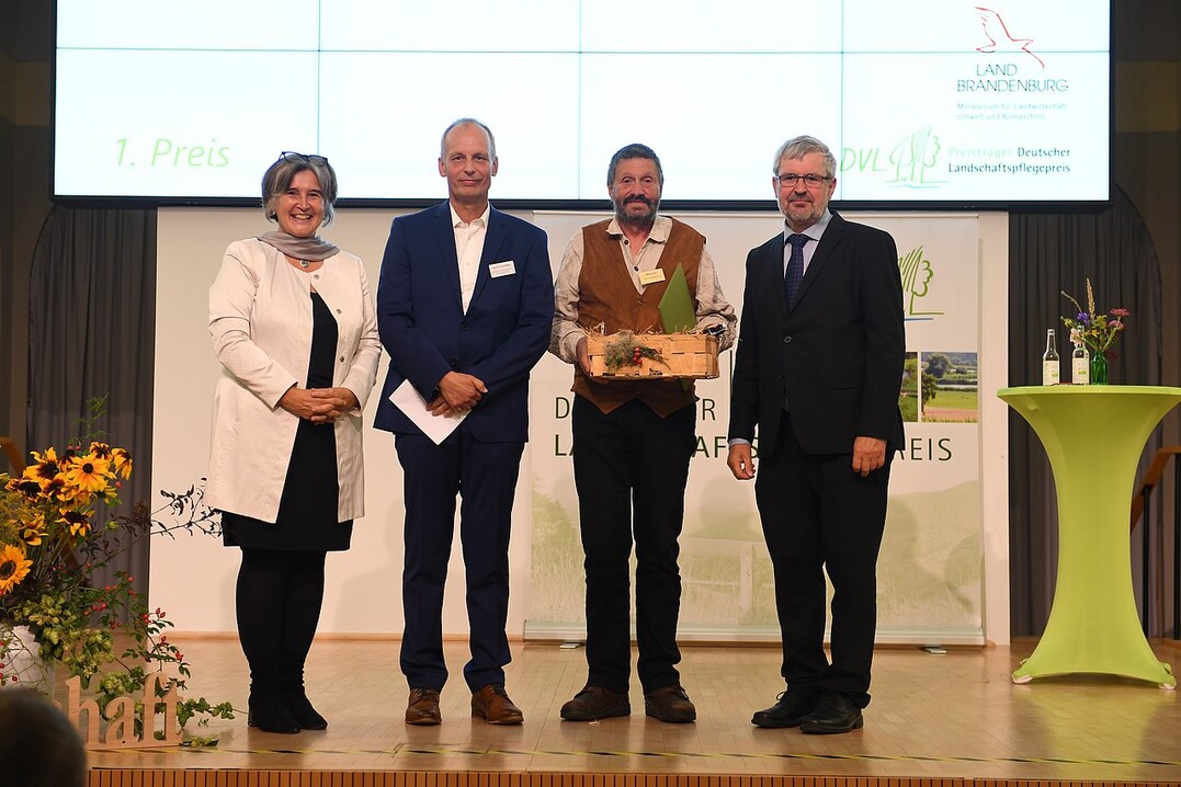 (v.l.n.r.) DVL-Vorsitzende Maria Noichl MdEP, Laudator Eberhard Sandhger, Preistrger Reiner Strz, Umweltminister Axel Vogel