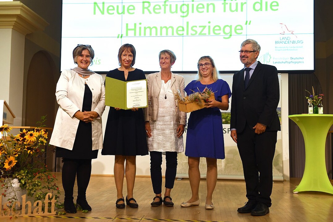 (v.l.n.r.) DVL-Vorsitzende Maria Noichl MdEP, Preistrgerin Claudia Buchau, Laudatorin Christina Kretzschmar, Preistrgerin Heike Vogel, Umweltminister Axel Vogel
