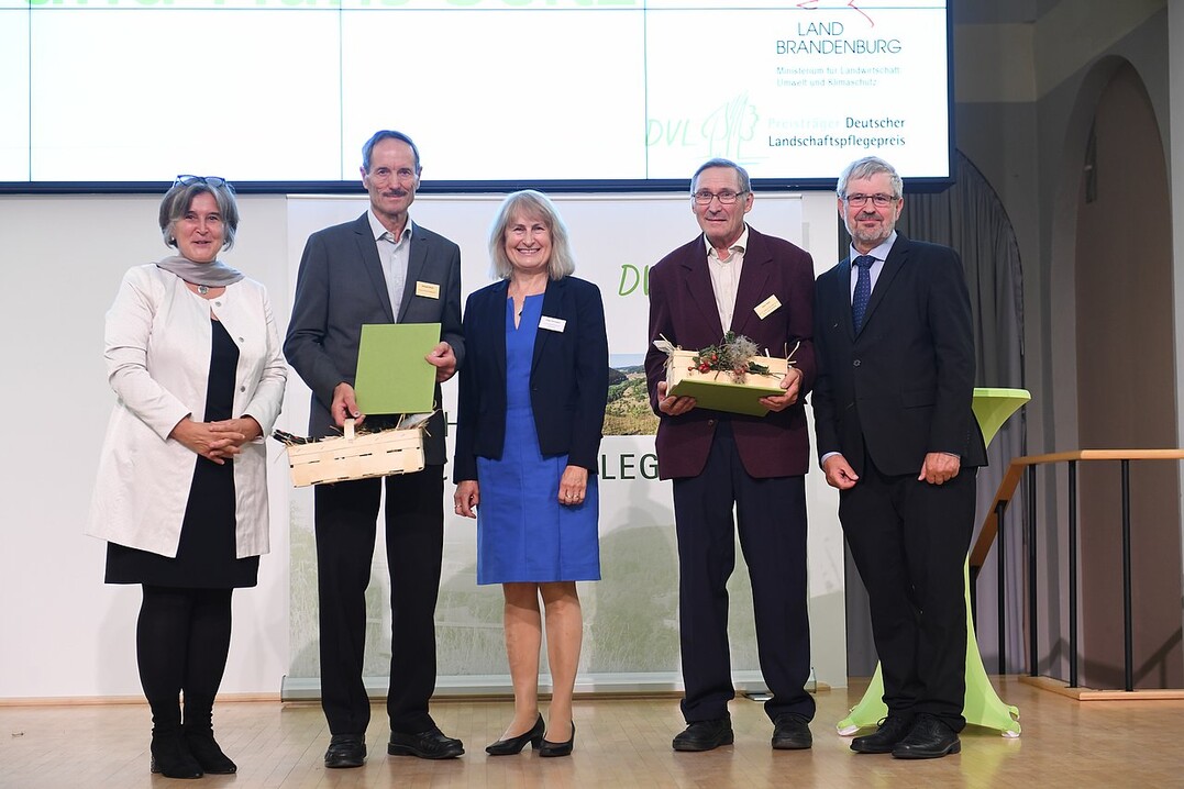 (v.l.n.r.) DVL-Vorsitzende Maria Noichl MdEP, Preistrger Richard Ittner, Laudatorin Helga Kerwagen, Preistrger Hans Seitz, Umweltminister Axel Vogel