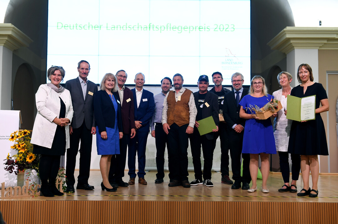 Verleihung des Deutschen Landschaftspflegepreises. V.l.: DVL-Vorsitzende Maria Noichl MdEP, Richard Ittner, Laudatorin Helga Kerwagen, Hans Seitz, Laudator Eberhard Sandhäger, Laudator Bastian Rochner, Reiner Stürz, Jürgen Zimmerer, Jörg Wiedemann, Umweltminister Axel Vogel, Heike Vogel, Laudatorin Christina Kretzschmar, Claudia Buchau