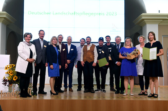 Verleihung des Deutschen Landschaftspflegepreises. V.l.: DVL-Vorsitzende Maria Noichl MdEP, Richard Ittner, Laudatorin Helga Kerwagen, Hans Seitz, Laudator Eberhard Sandhger, Laudator Bastian Rochner, Reiner Strz, Jrgen Zimmerer, Jrg Wiedemann, Umweltminister Axel Vogel, Heike Vogel, Laudatorin Christina Kretzschmar, Claudia Buchau
