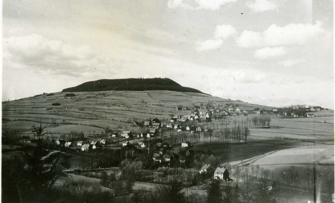 Blick zum Phlberg um 1950  niedrige Strauchhecken und Wegraine prgen das Landschaftsbild.