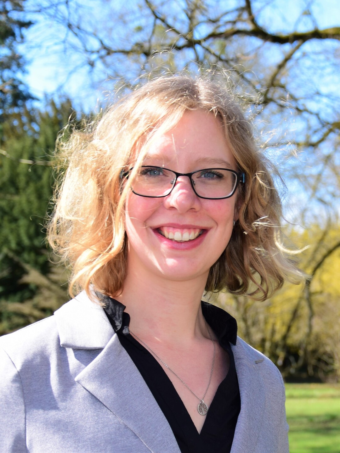 Julia Schenkenberger ist Ihre Ansprechpartnerin in der Redaktion.