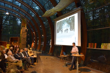 PD Dr. Marco Heurich stellte sein Buch "Wolf, Luchs und Br in der Kulturlandschaft" vor.