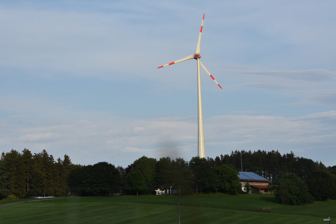 Die Windkraftanlagen auf den Gemarkungen Braunenweiler und Bierstetten im Kreis Sigmaringen dürfen trotz Eilantrag eines Bürgers nun doch gebaut und betrieben werden.