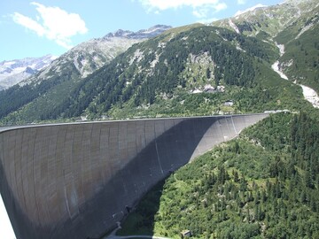 Staumauer des Schlegeisspeichers im Zillertal. 