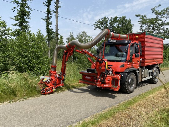 Gemeinsame Ideen von Dcker und dem Landschaftspfleger Jan Gieelmann flossen in die Konstruktion eines neuartigen Ausleger-Mhkopfes zur schonenden Grnpflege ein.