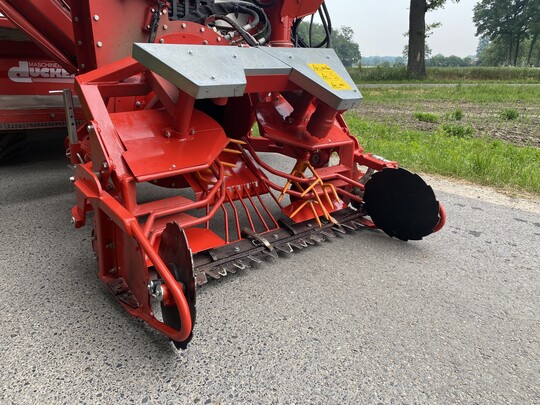 Der Mhkopf im Detail: Nach dem Schnitt wird das Mhgut mechanisch durch Greifhnde (orange) ins Innere des Aufnahmekopfes gerafft und erst von dort per Luftstrom abtransportiert.