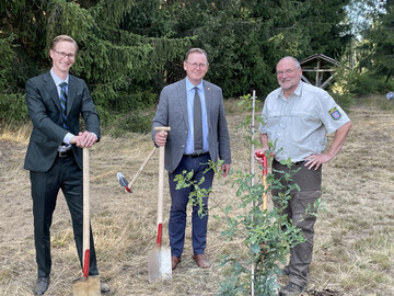Auftakt der Initiative #EINHEITSBUDDELN 2022 am 3-Lnder-Stein im Sdharz mit dem Ministerprsident des Freistaates Thringen und amtierenden Bundesratsprsidenten, Bodo Ramelow (mi), Marc Fielmann (li), Vorstandsvorsitzender der Fielmann AG sowie Volker Gebhardt, Vorstand der ThringenForst AR.