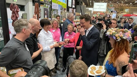 NRW-Ministerpräsident Hendrik Wüst (CDU) besuchte den Stand des Vereins Nachhaltige Pute NRW.