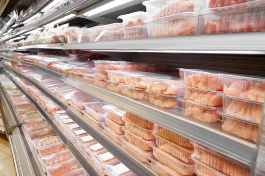 Tierwohl spielt im Ausland bei der Kaufentscheidung für Fleisch bisher kaum eine Rolle.