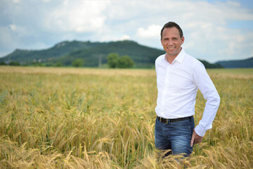 Bayerns Umweltminister Thorsten Glauber und Bayerns Landwirtschaftsministerin Michaela Kaniber geben den offiziellen Startschuss fr den Streuobstpakt im Rahmen einer Auftaktveranstaltung der Bayerischen Akademie fr Naturschutz und Landschaftspflege (ANL)