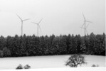 Abb.  1: Windenergieanlagen im Windpark Nordschwarzwald bei Simmersfeld.   Foto: Jürgen Trautner