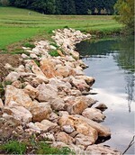 Abb. 3: „Stand der Technik“ der Gewässerunterhaltung oder Umweltschaden, weil die Uferbefestigung erhebliche nachteilige Auswirkungen auf den ökologischen Zustand des Gewässers hat? Abb. 2 und 3 dienen einzig der Veranschaulichung, es handelt sich nicht um festgestellte Umweltschäden im Sinne des USchadG. © Eckhard Jedicke“State of the art“ of maintenance of water bodies or environmental damage since the bank reinforcement has significant negative effects on the ecological conditions of the water body? Fig. 2 and 3 only serve the purpose of illustration, these examples are not environmental damages within the meaning of the USchadG.