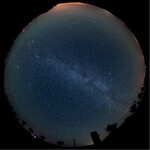 Abb. 2: Fischaugenaufnahme des Nachthimmels am 21./22.8.2015 an der L11 zwischen Oldenstorf und Suckwitz (53°39’39‘‘ N, 12°07‘28‘‘ E). Im Norden (oben) sind die Lichterglocken von Rostock und Güstrow markant, im Süden (unten) die kleine Lichterglocke von Goldberg, teils verdeckt durch ein Trafohaus.