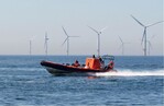 Abb. 2: Festrumpfschlauchboot zur Verfolgung von Brandseeschwalben-Flugbewegungen an einem britischen Offshore Windpark. <br />
Rigid inflatable dinghy to trace the flight movements of Sandwich terns at a British offshore wind farm.