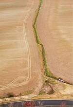 Abb. 6: Als Entwässerungsgraben degradierter Bachlauf in der ausgeräumten Ackerflur.Drainage ditch in a cleared agricultural landscape.© Andre Künzelmann/UFZ