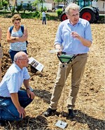 Abb. 3: Ermittlung des Eindringwiderstands als Maß für die Ausprägung von Bodenverdichtungen.