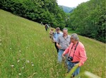 Abb. 2: Eine fachkundige Jury begutachtet eine zur Wiesenmeisterschaft angemeldete Fläche entlang eines Transektes quer durch die Wiese – hier ein Bild aus dem Südschwarzwald anlässlich der Begehung durch die deutsch-französischen Jury-Gruppe. © Rainer Oppermann