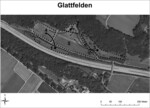 Abb. 4: Darstellung der Mobilität der markierten weiblichen Schmetterlingshafte in GL. Die schwarzen Quadrate entsprechen den Bereichen, in welchen markiert wurde. In den gestrichelt eingezeichneten Flächen wurde nach drei Tagen nach markierten Individuen gesucht. Die Pfeile zeigen an, in welchen Gebieten markierte Individuen beobachtet wurden. Dünne Pfeile entsprechen 1–5, dicke Pfeile >5 gleichzeitig fliegenden markierten Individuen in den neu genutzten Gebieten. Reproduziert mit Bewilligung von swisstopo (BA12039).