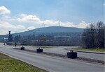 Abb.  2: Blick von Rheinböllen aus (an der A61) auf Windräder innerhalb des Naturparks Soonwald-Nahe.<br/ >  View from the town Rheinböllen (at the motorway A 61) on wind turbines with the Nature Park “Soonwald-Nahe”.
