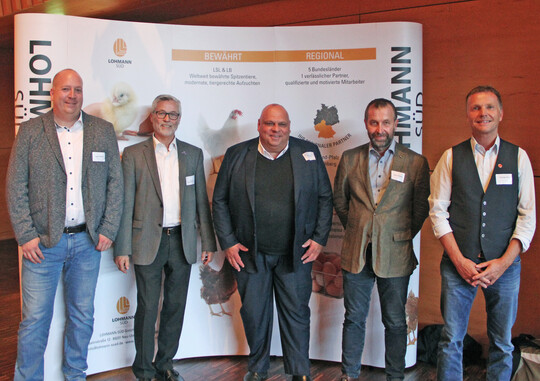 Teilnehmer der Podiumsdiskussion beim Erzeugerforum der Lohmann Süd GmbH & Co. KG (von links nach rechts): Frank Hartmann, Dr. Michael Grashorn, Joachim Holz, Robert Schmack und Christoph Hönig.