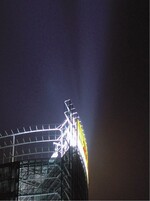 Abb. 2: Lichtkegel oberhalb des Firmenlogos am Dach des „Post-Towers“. Das Verhalten der Vögel, die diesen Bereich durchflogen, wurde registriert. Blickrichtung von Osten, Perspektive wie Beobachter.