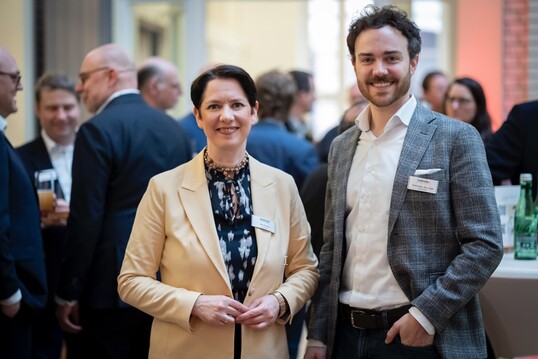 NRW Landwirtschaftsministerin Silke Gorißen gemeinsam mit Christopher Kalvelage, dem geschäftsführenden Gesellschafter von Heidemark bei der Konferenz „Zukunftsgerechte Tierhaltung“ im F.A.Z. Atrium, Berlin.